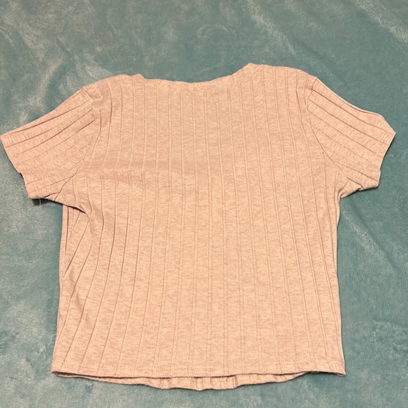A beige cropped top - Picture 4 of 4